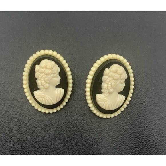 Vintage Black And Ivory Pierced Cameo Earrings Romatic Beauty - Picture 1 of 4